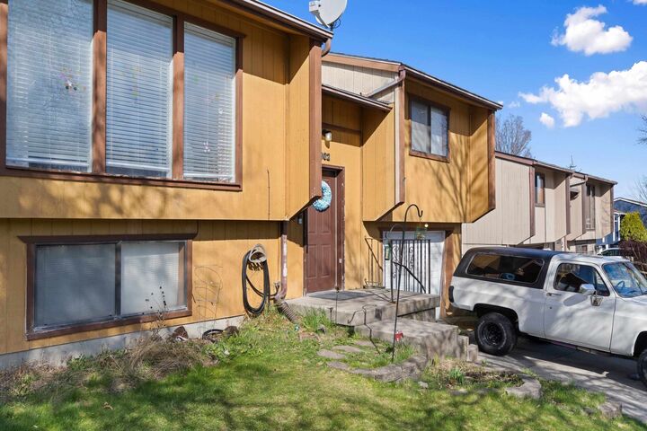 Property Photo:  902 S Calvin Rd  WA 99037 