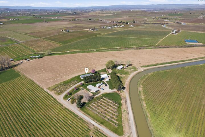 Property Photo:  837 Olmstead Rd  WA 98930 