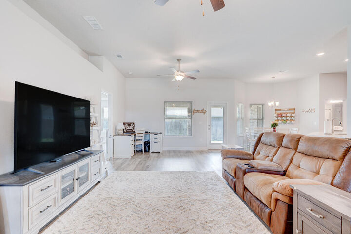 Property Photo: 5823 Crestlake Drive FL 32536