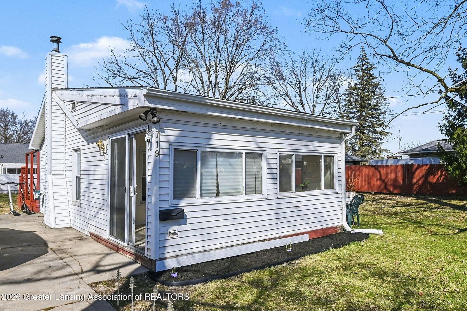 Property Photo: 719 Robert Street MI 48910