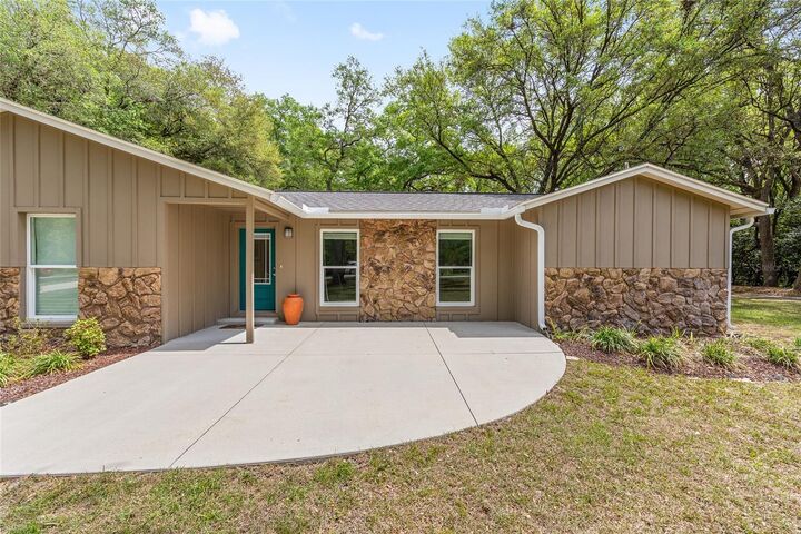 Property Photo: 2605 SW 100th Street FL 32608