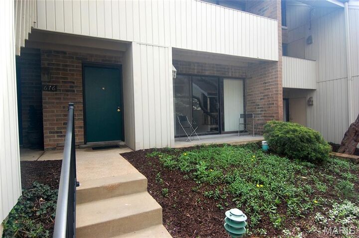 Property Photo:  676 Coeur De Royale Drive B  MO 63141 