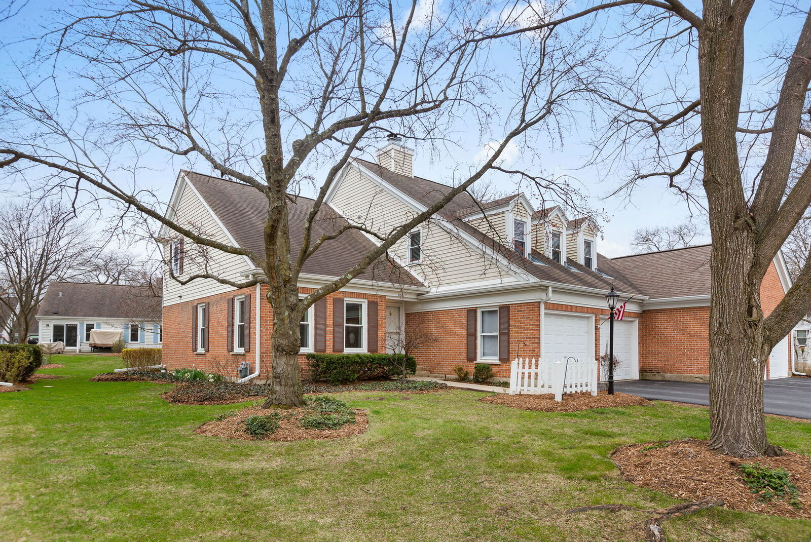 Property Photo: 803 Willow Hills Lane IL 60070