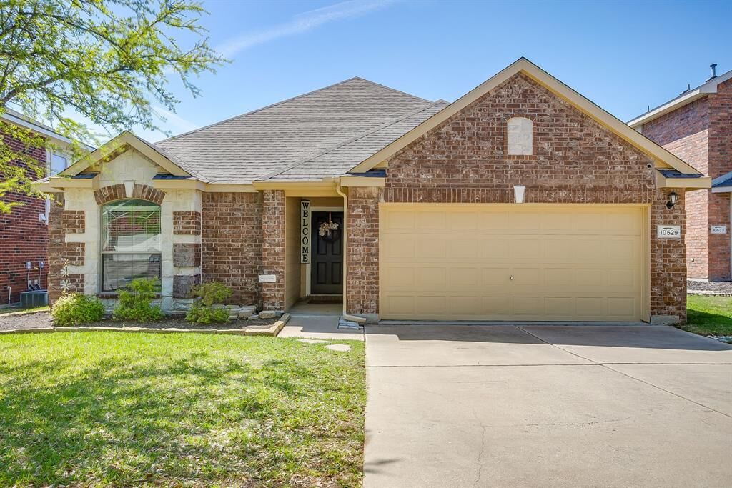 Property Photo: 10529 Lipan Trail TX 76108