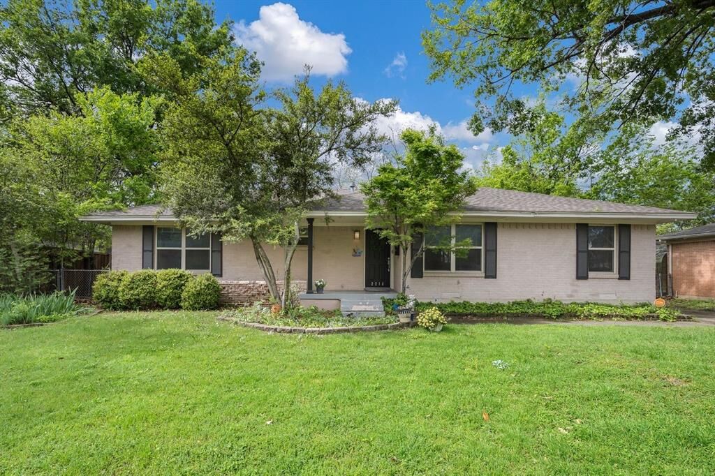 Property Photo: 2216 Springhill Drive TX 75228