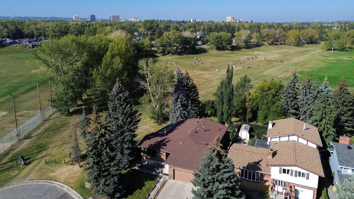 Photo de la propriété:  3303 Copithorne Road NW  AB T2L 0L2 