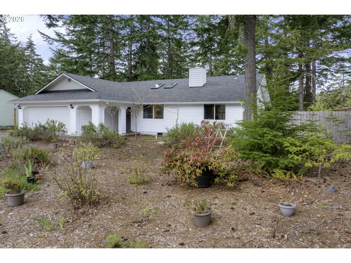 Property Photo:  2191 Willow St  OR 97439 