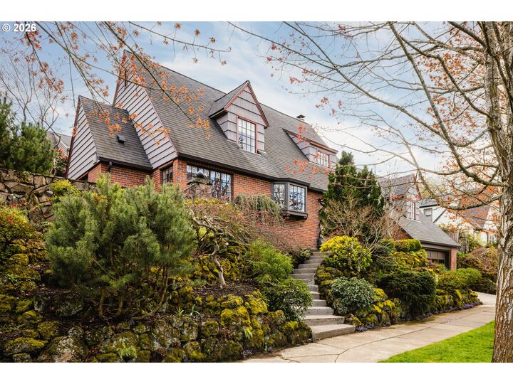 Property Photo:  1128 NE Knott St  OR 97212 