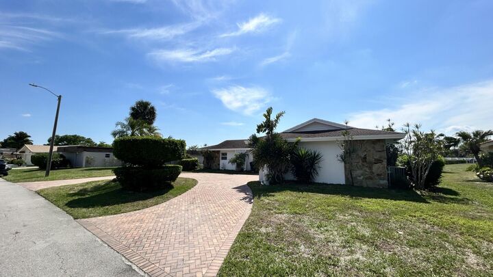 Property Photo: 5728 S Bayberry Lane FL 33319