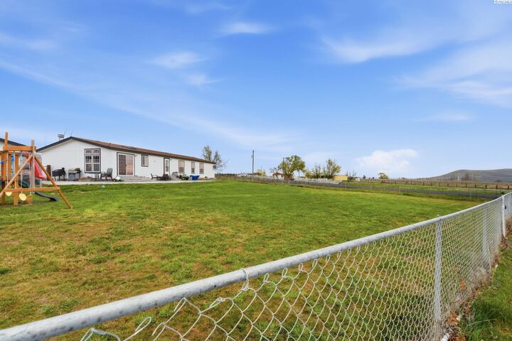 Property Photo:  61610 N Whan Rd  WA 99320 