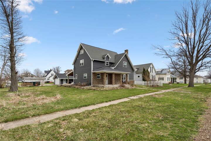 Property Photo:  207 6th Street  IA 52346 