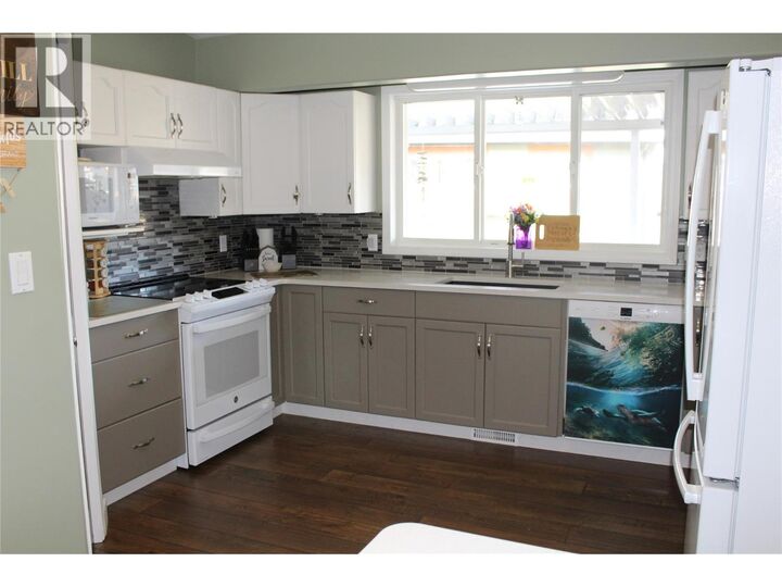 Property Photo: 1021 12 Avenue Southeast BC V1E 2C8