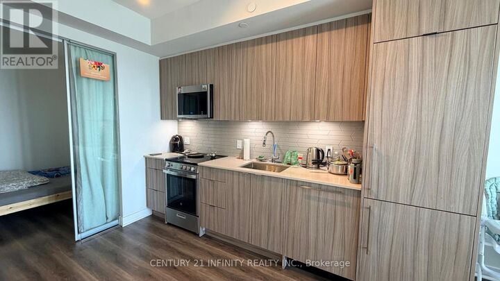 Property Photo:  4130 Parkside Village Drive 3103  ON L5B 0L7 