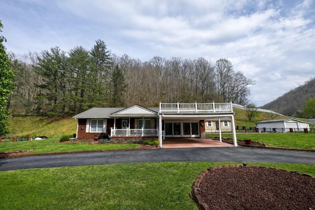 Property Photo:  2864 Long Fork Road  KY 41539 