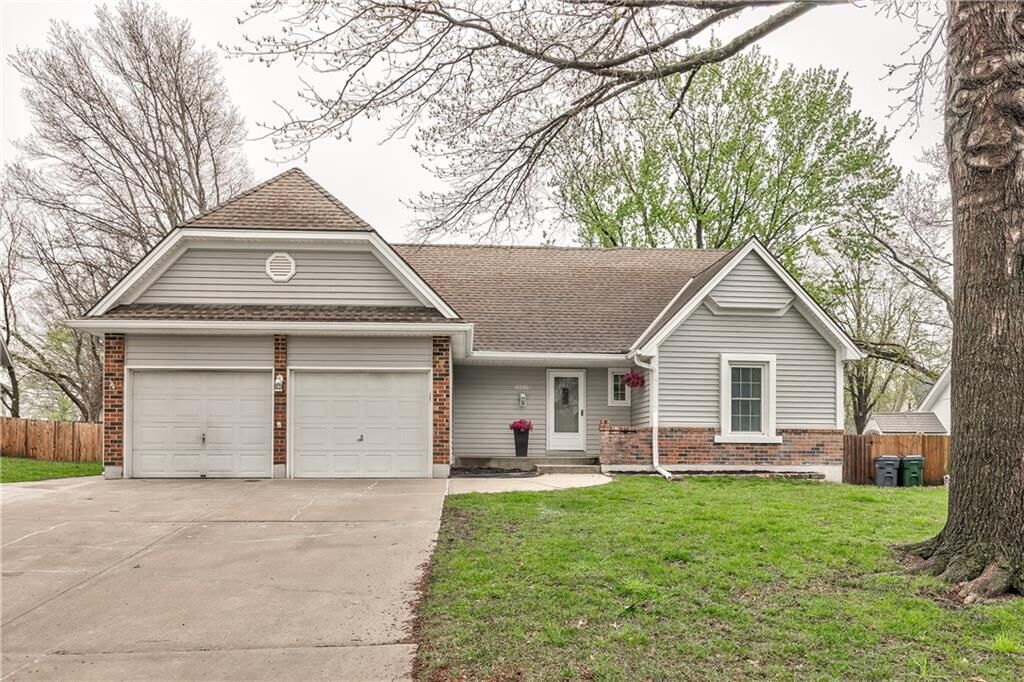 Property Photo: 14509 S Summertree Lane KS 66062