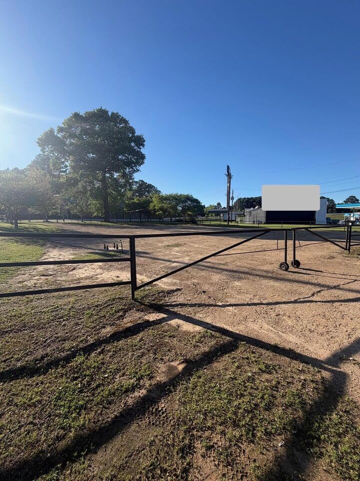 Property Photo: 3605 S Eastman TX 75602