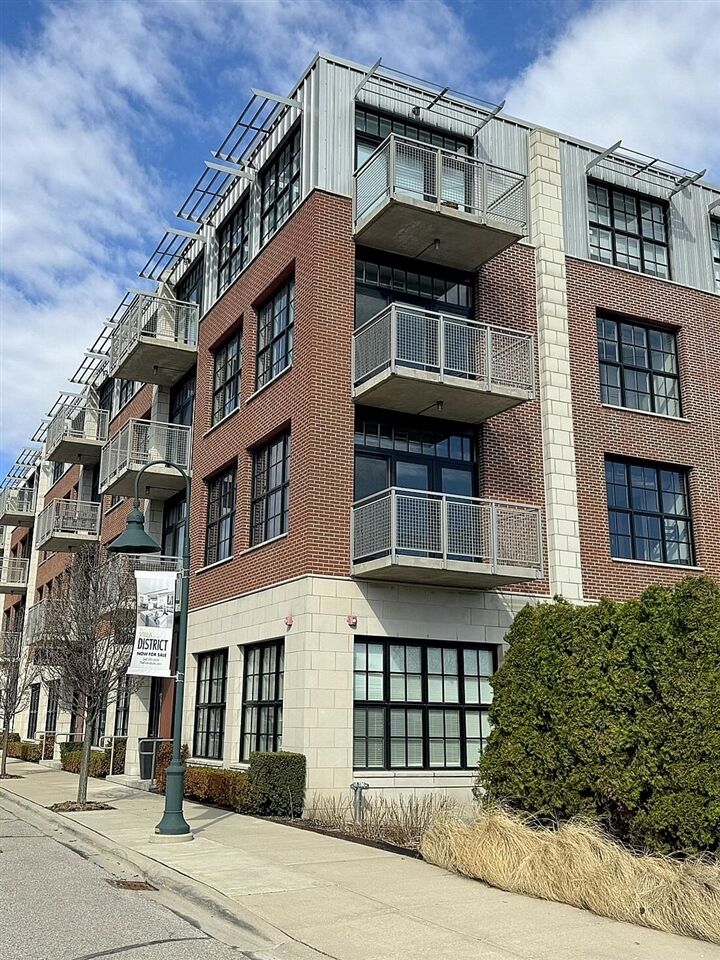 Property Photo:  2051 Villa Road 302  MI 48009-6571 