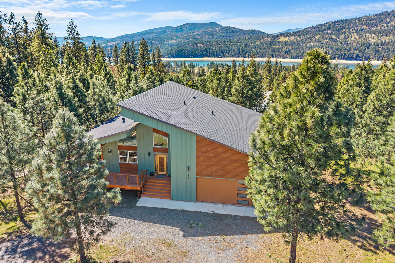 Property Photo:  1424 Sherman View Way  WA 99141 