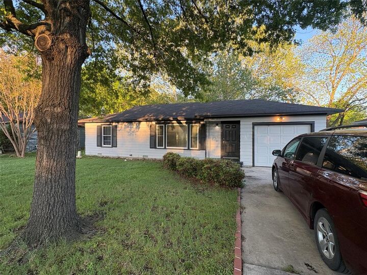 Property Photo: 1109 N Howeth Street TX 76240