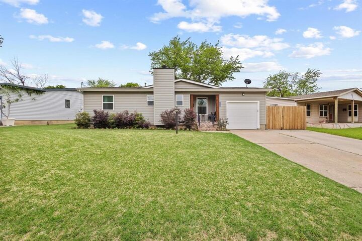 Property Photo: 2550 Brandywine Drive TX 75234