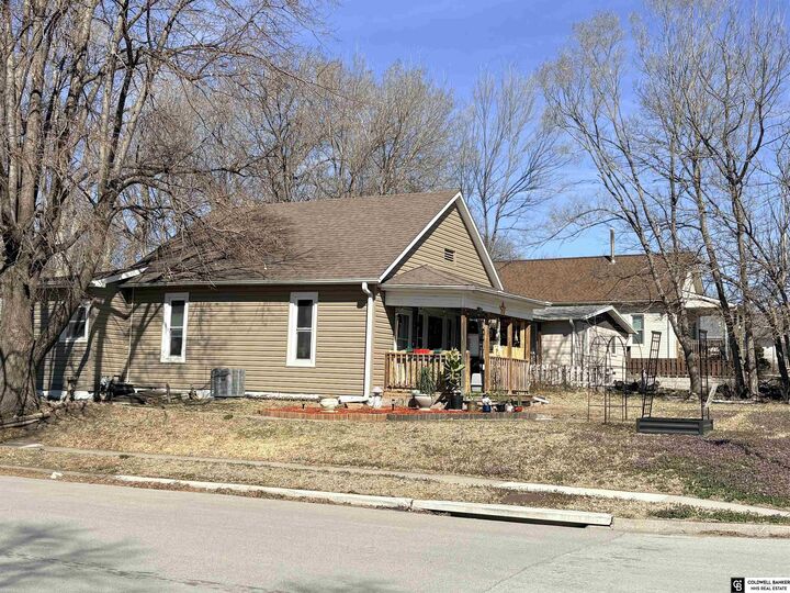 Property Photo:  2401 N Chester Street  NE 68521 