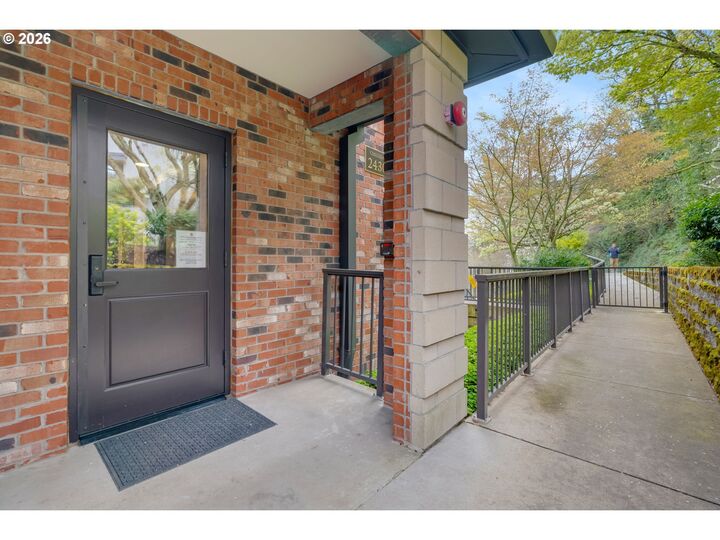 Property Photo:  2430 NW Westover Rd 1-202  OR 97210 