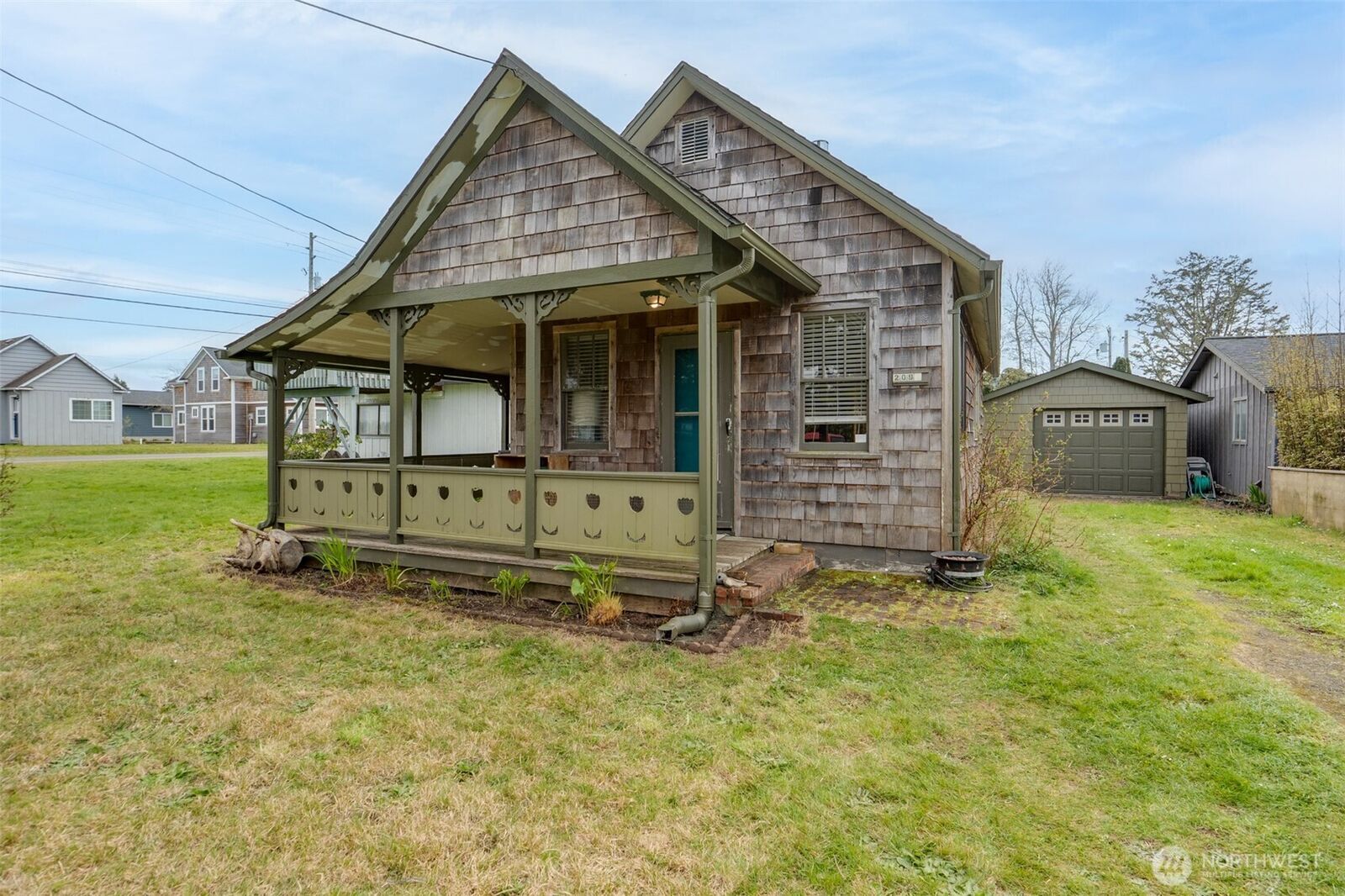 Property Photo: 209 5th Street NE WA 98631