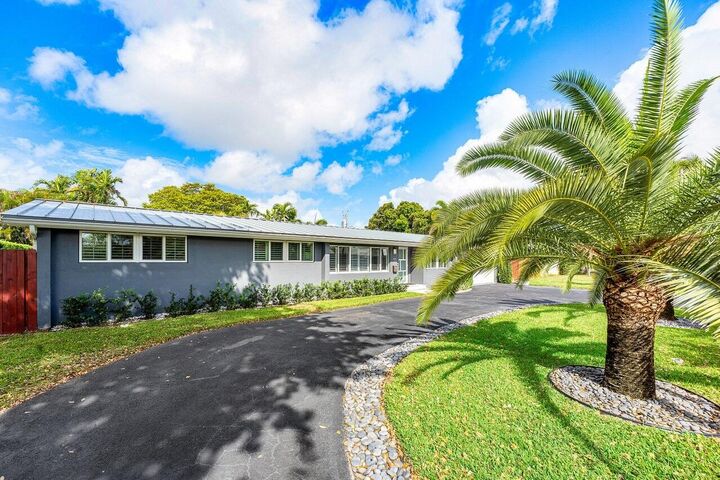 Property Photo:  2625 NE 27th Way  FL 33306 