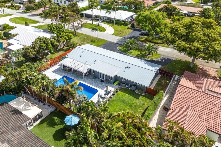 Property Photo:  2625 NE 27th Way  FL 33306 