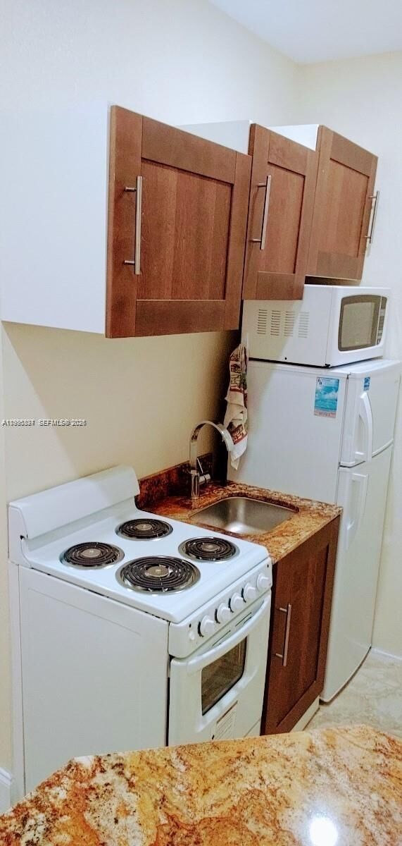 Property Photo:  1909 Pierce St 2  FL 33020 