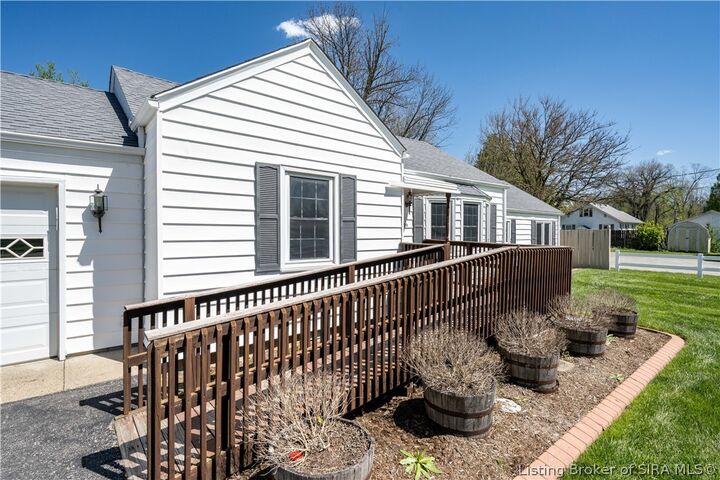 Property Photo:  1520 Maple Court  IN 47150 