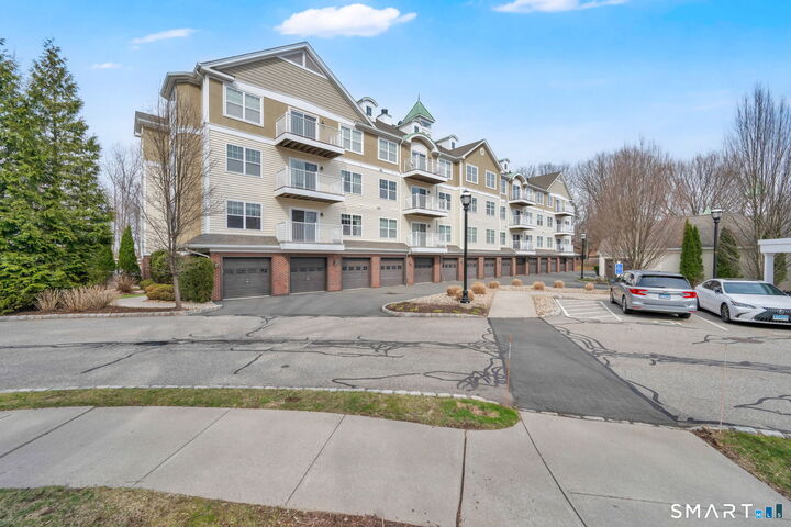 Property Photo:  26 Schoolhouse Drive 209  CT 06110 