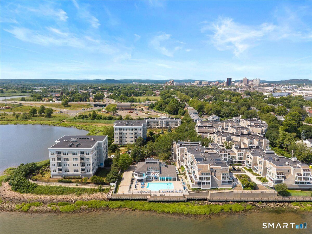 Property Photo:  13 Harbour Close 13  CT 06519 