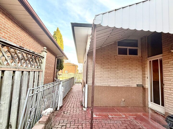 Photo de la propriété: 55 Maryhill Drive ON M9V 3C3