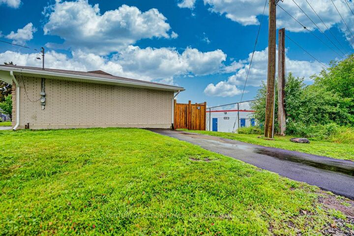 Property Photo:  1149 B Parisien Street B  ON K1B 3N3 