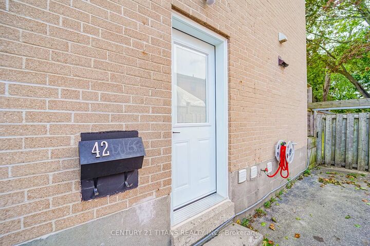 Photo de la propriété: 42 Pixley Crescent ON M1E 3G6