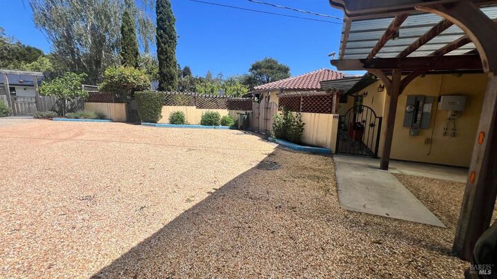 Property Photo:  
