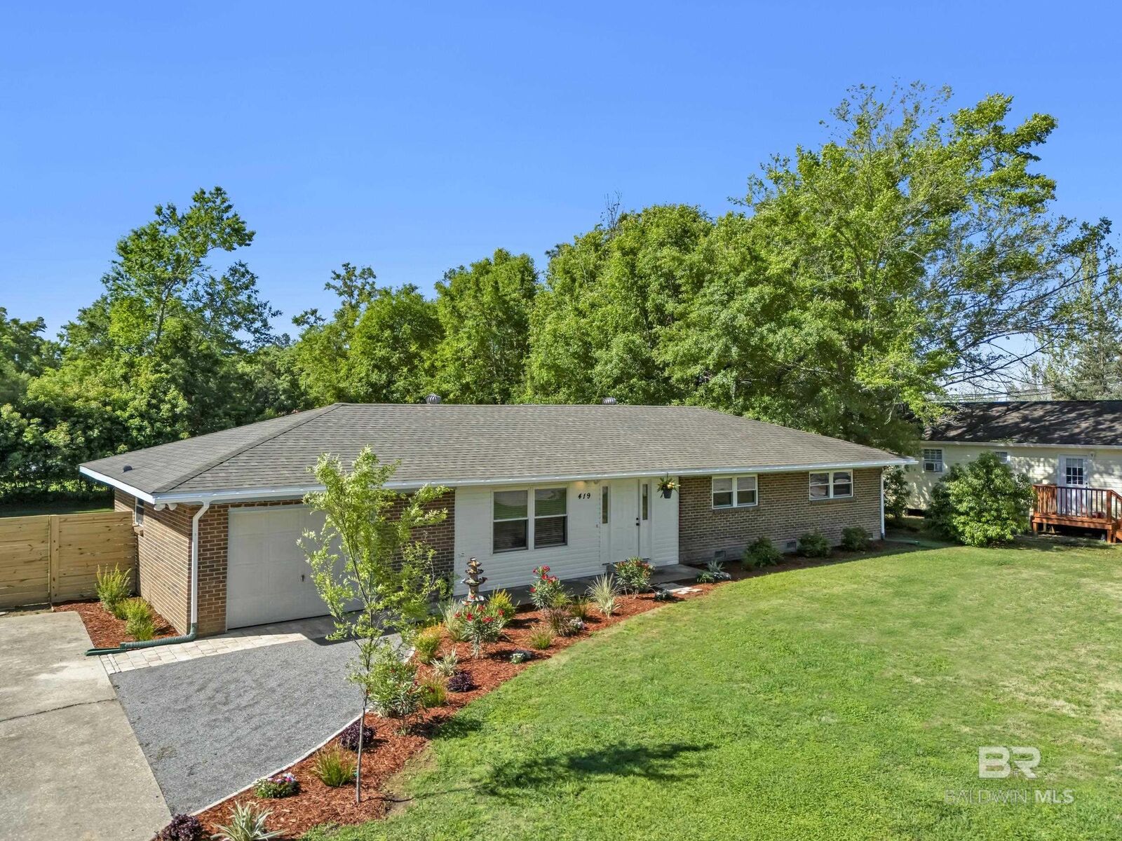 Property Photo: 419 W Roosevelt Avenue AL 36535