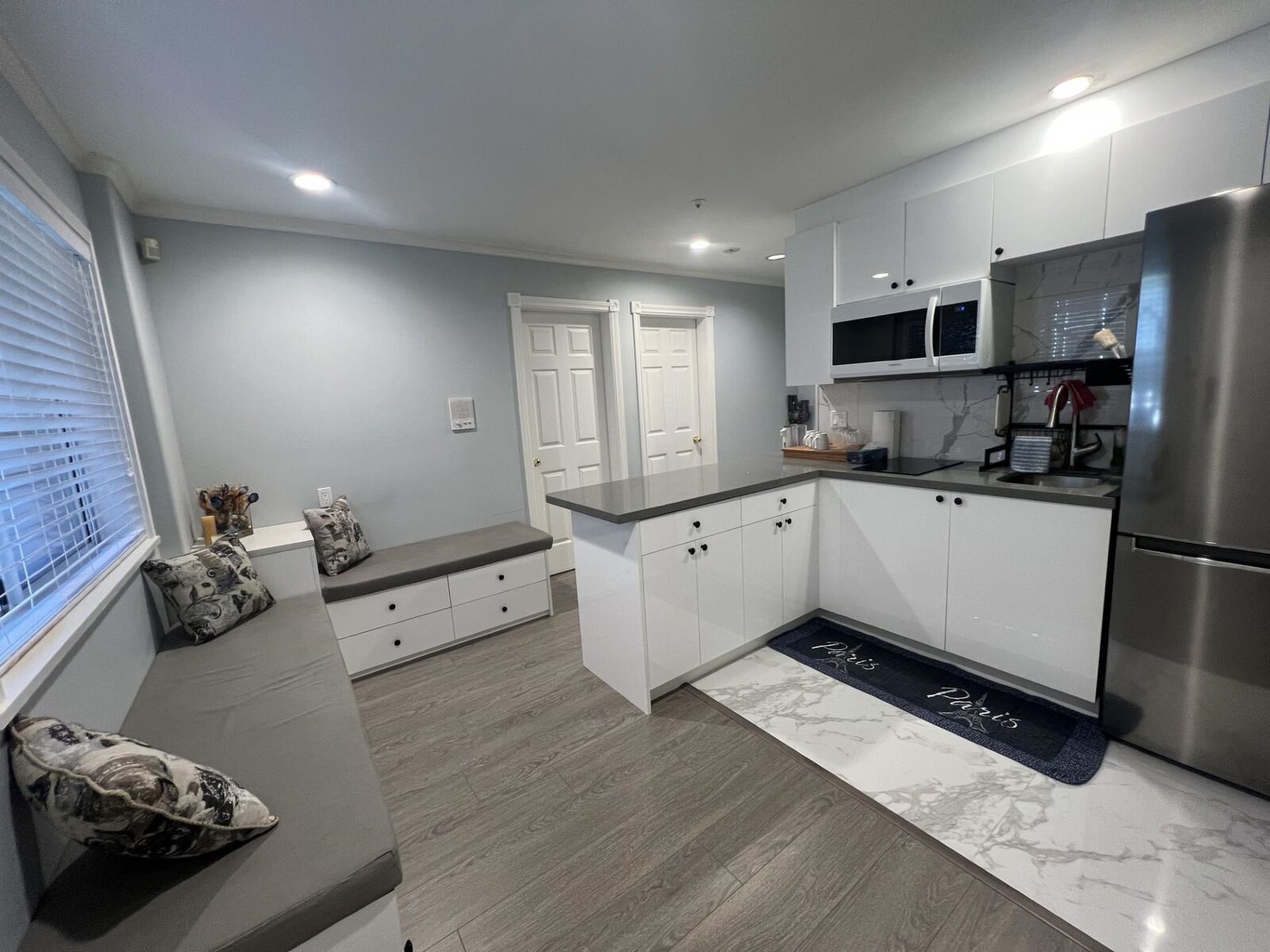 Property Photo:  148 W 48 Avenue Suite  BC V5Y 2Y7 
