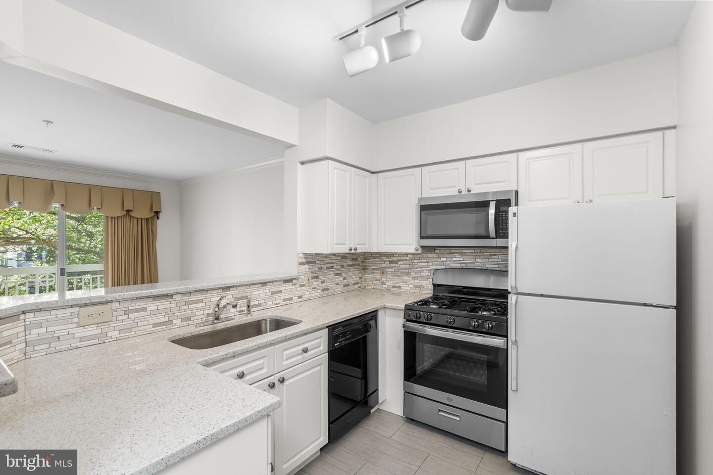 Property Photo:  12915 Alton Square 213  VA 20170 