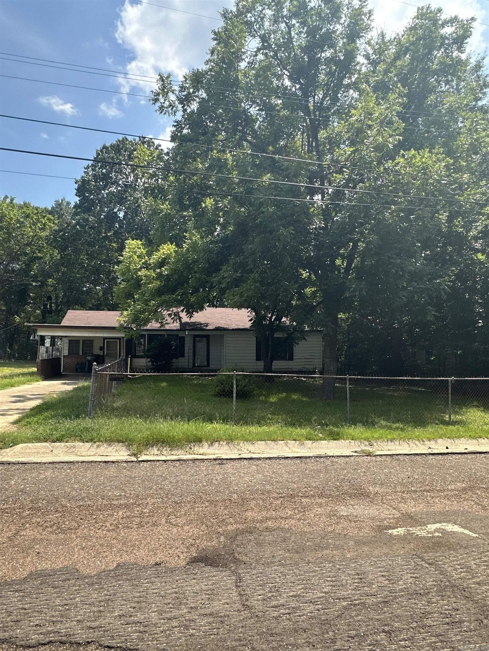 Property Photo:  913 Calhoun  AR 71753 