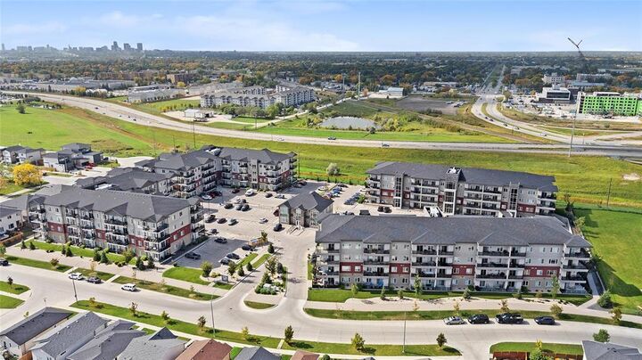 Property Photo:  70 Philip Lee Drive  MB R3W 0N6 