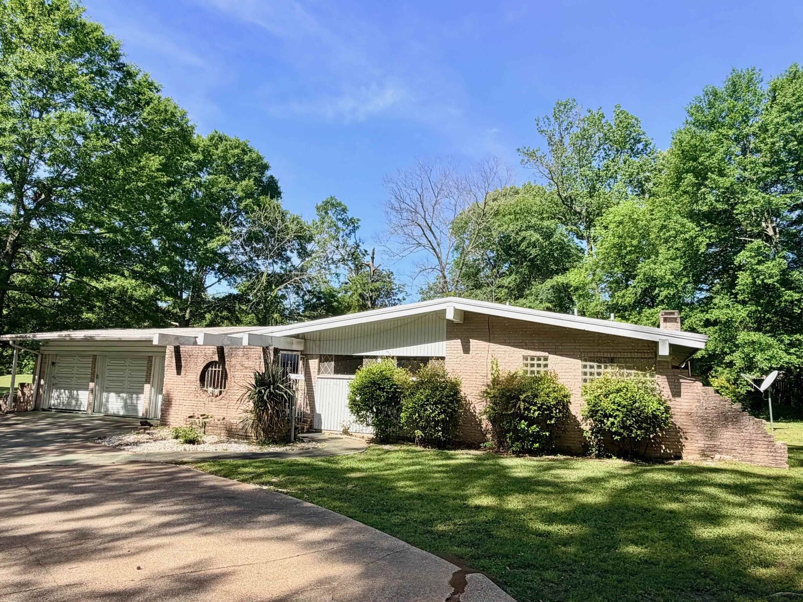 Property Photo: 1021 Le Duke Blvd TX 75601-4038