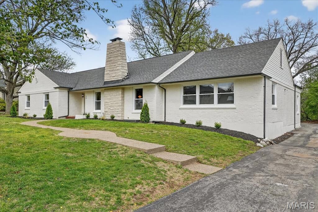 Property Photo: 33 Stoneleigh Towers MO 63132