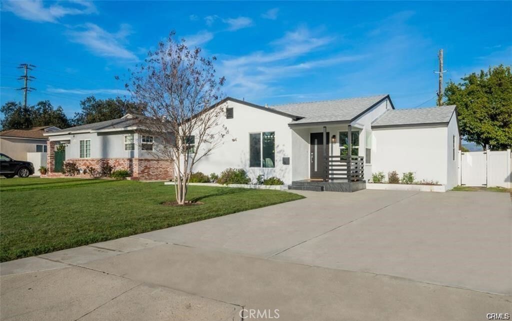 Property Photo:  1484 N Clybourn Avenue  CA 91505 