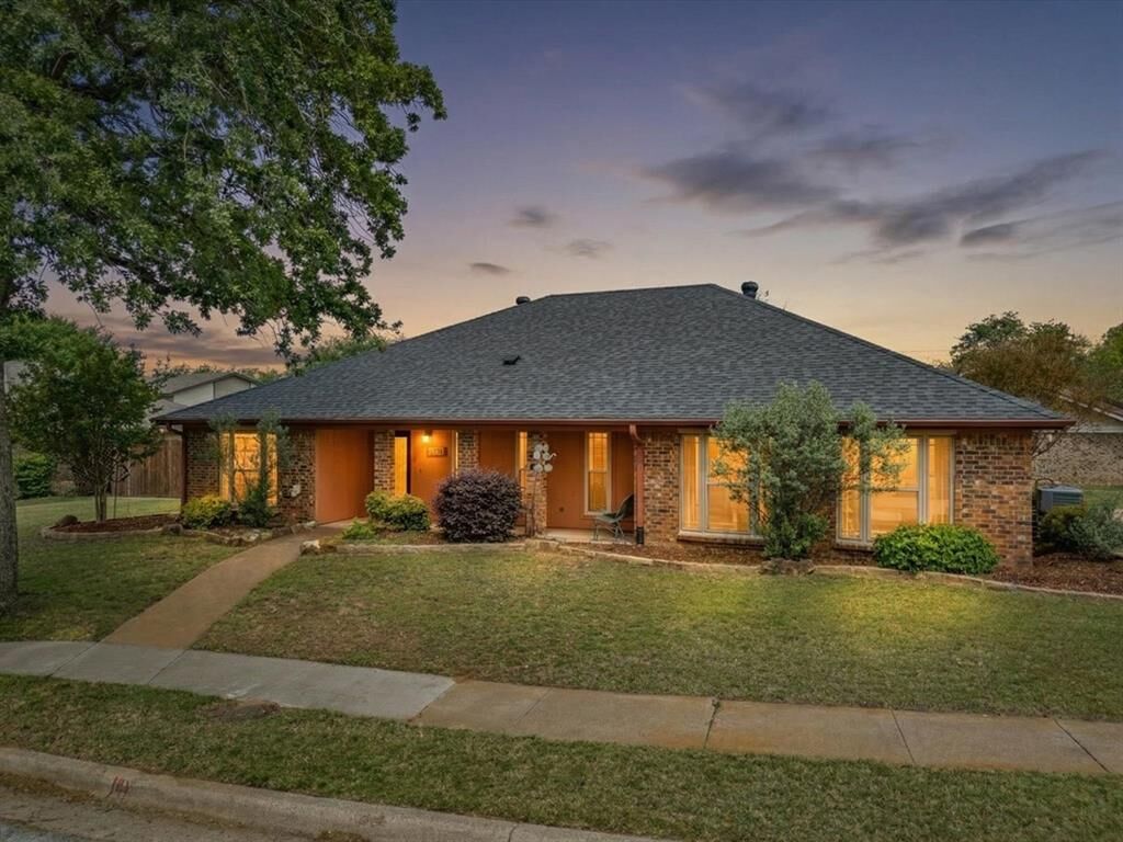 Property Photo:  2801 Meadow Creek  TX 76021 