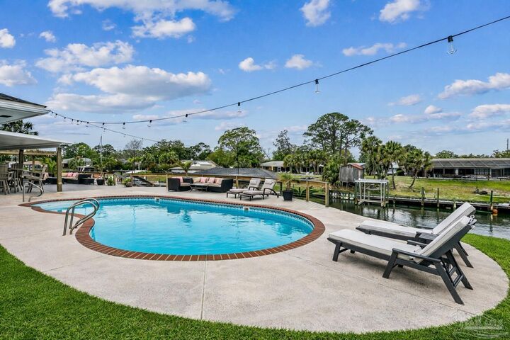 Property Photo:  1047 Aquamarine Dr  FL 32563 