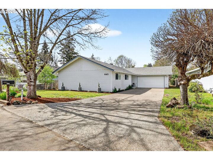Property Photo: 640 Stonehill Dr OR 97027