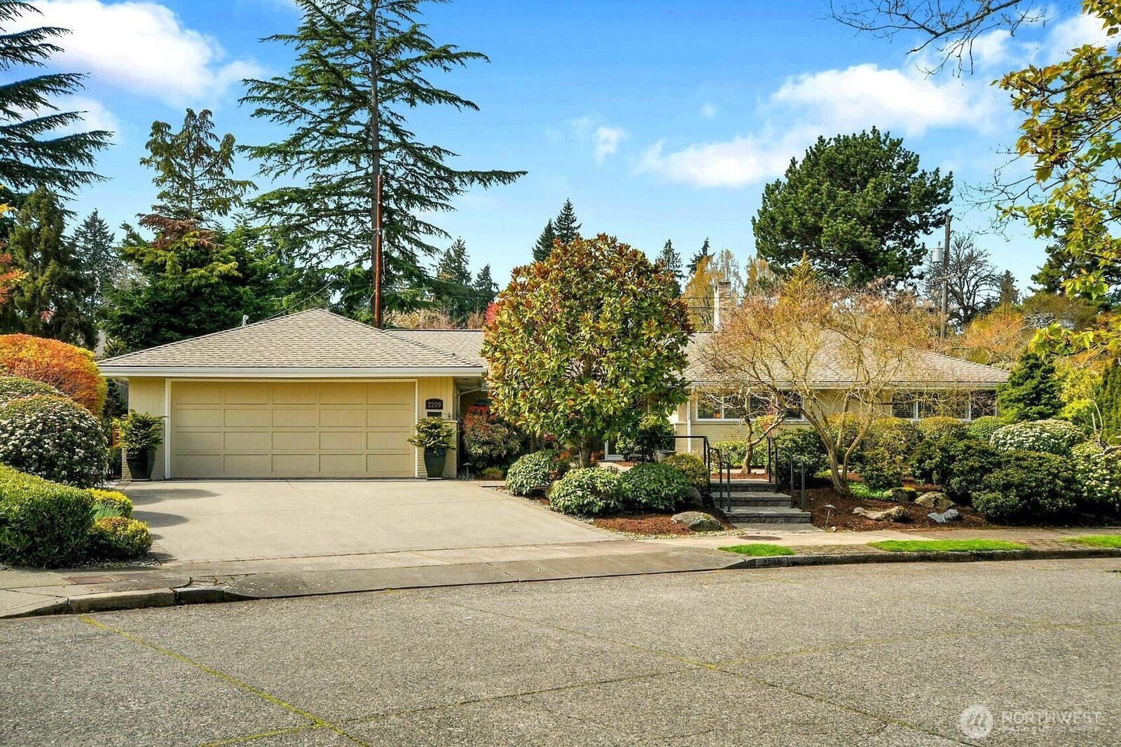 Property Photo:  2209  38th Place E  WA 98112 