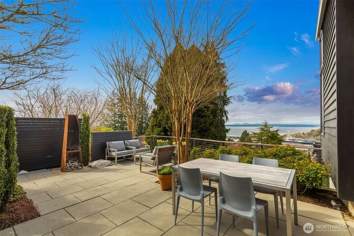 Property Photo:  810 W Lee  WA 98119 